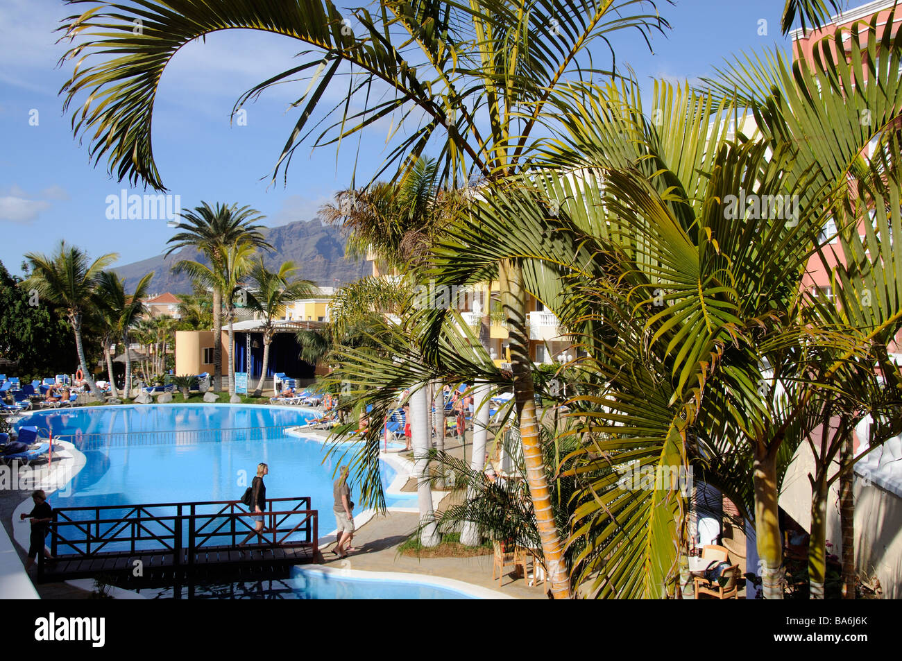 Albergo spagnolo piscina con vista su camere e appartamenti Foto Stock