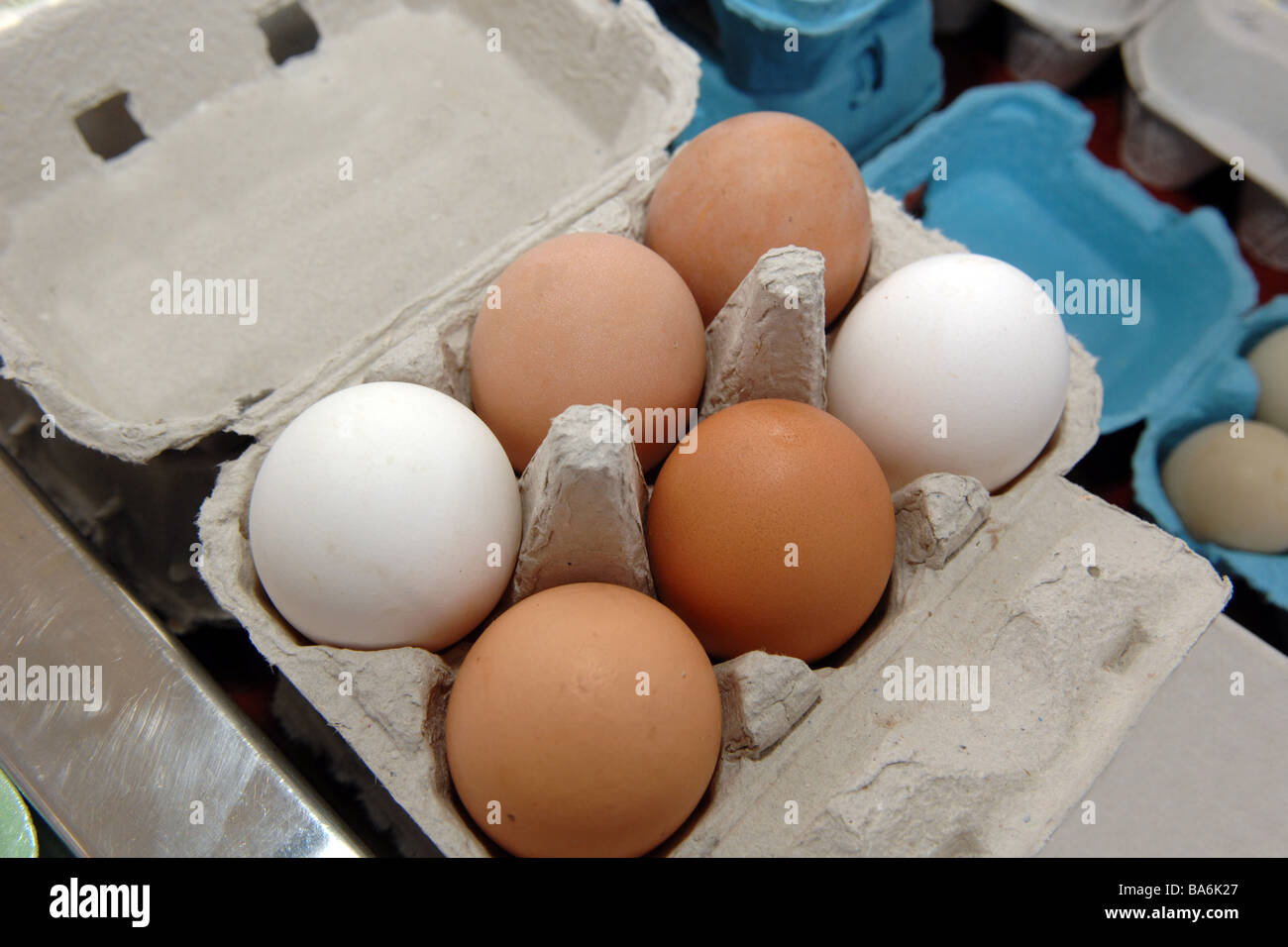 Una scatola di cartone di intervallo libero uova sul display Foto Stock