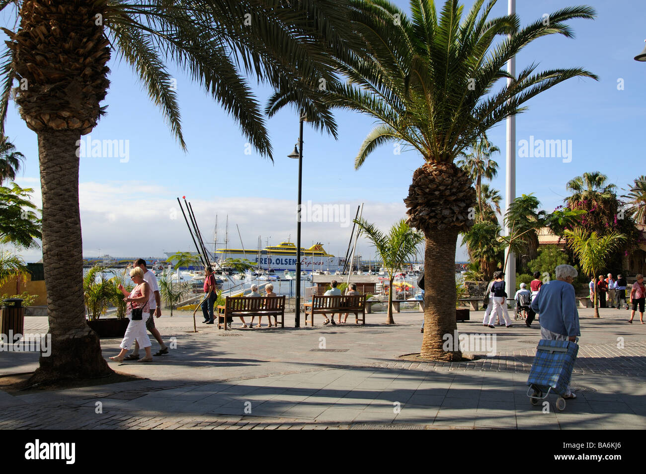Los Cristianos waterfront spagnolo holiday resort Tenerife Isole Canarie Foto Stock