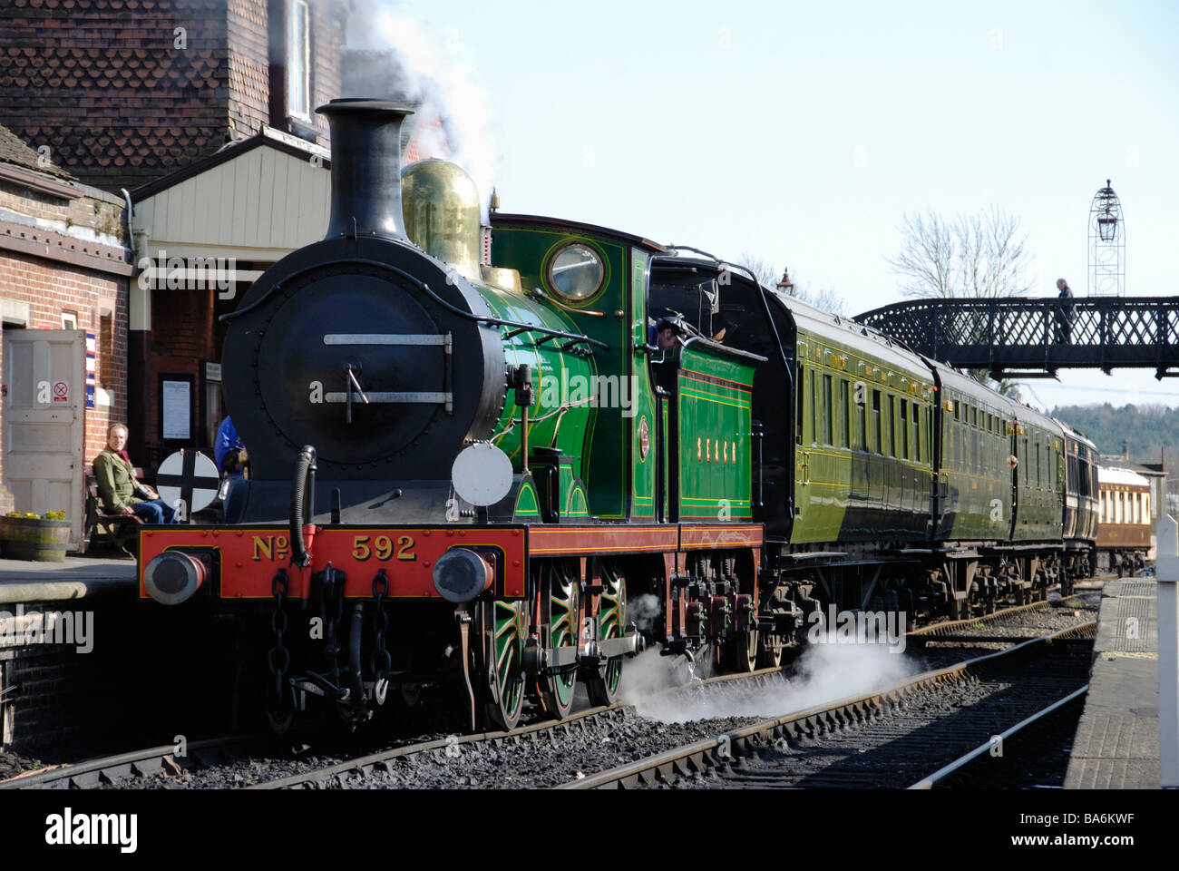 Wainwright Classe C locomotore No.592 attende di lasciare Sheffield Park stazione sulla ferrovia Bluebell nel Sussex. Foto Stock