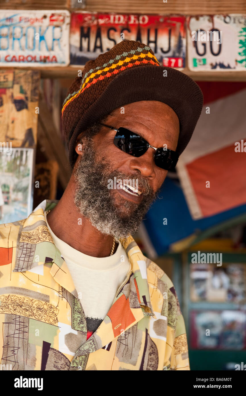 David 'Watusi" Wade, un cantante reggie, al Sunshine's Beach Bar in Nevis Foto Stock