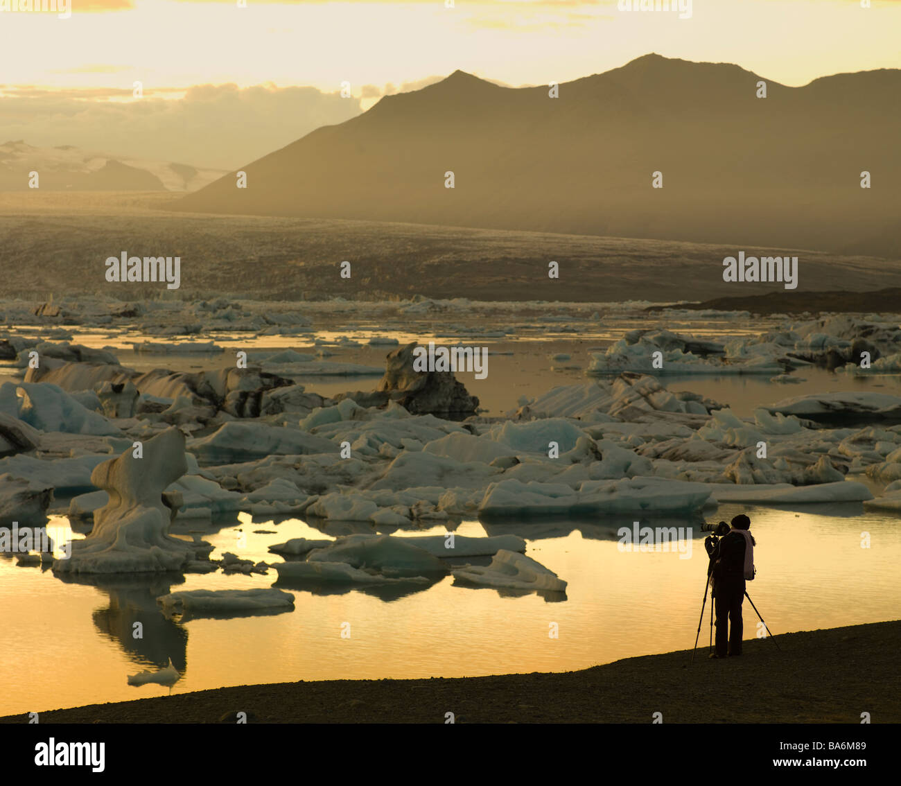 Donna Fotografa Iceberg a Jokulsarlon laguna glaciale Breidamerkurjokull, ghiacciaio Vatnajokull calotta di ghiaccio, Islanda Foto Stock