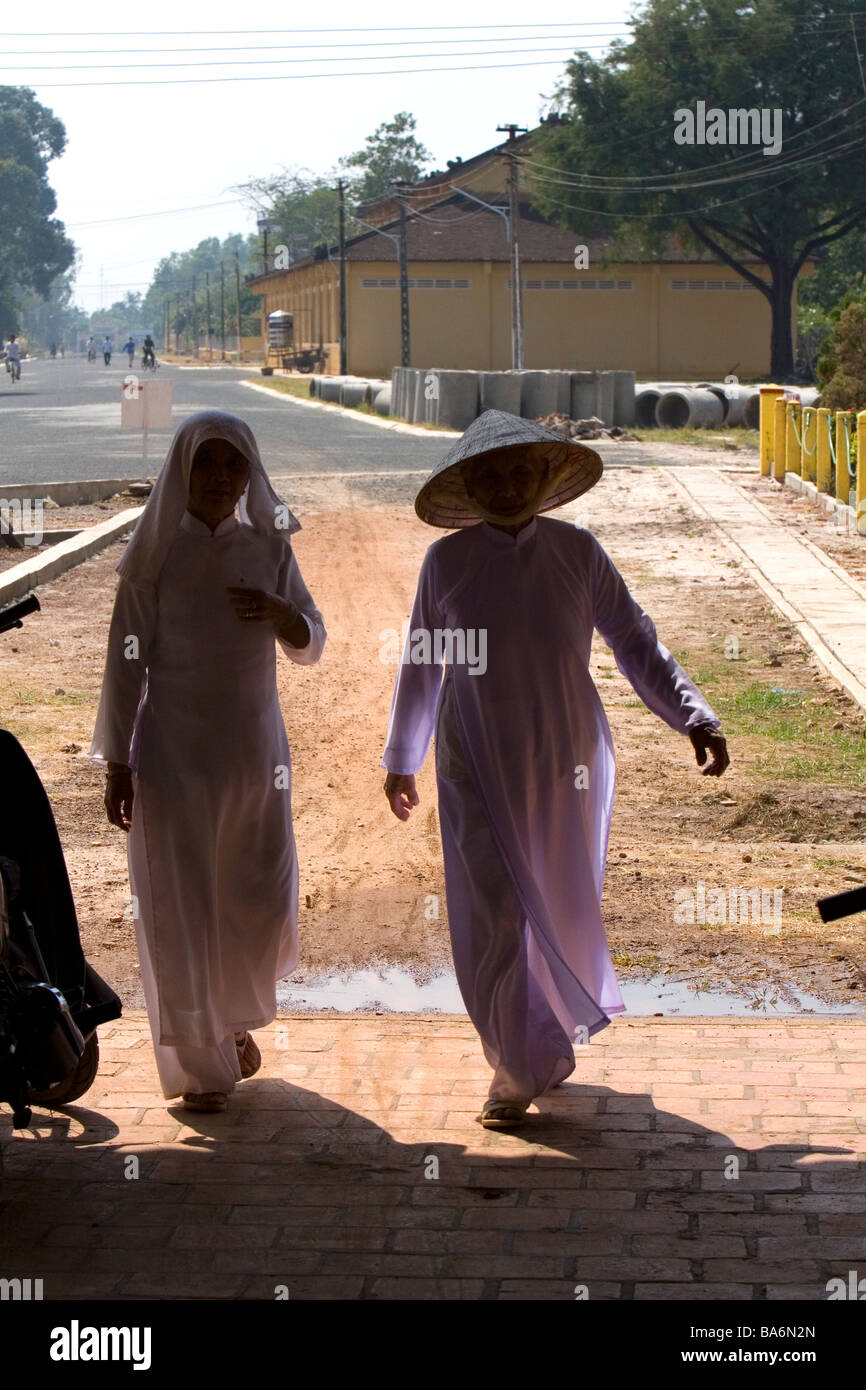 Caodaiists immettendo il Cao Dai Tay Ninh Santa Sede a Tay Ninh Vietnam Foto Stock