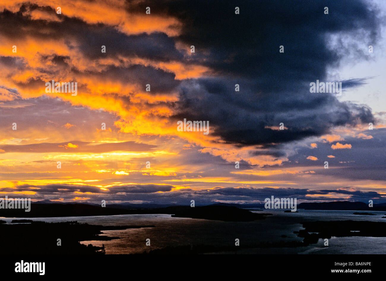 La Svezia, contea di Dalarna, nuvole al tramonto sul lago Siljan Foto Stock