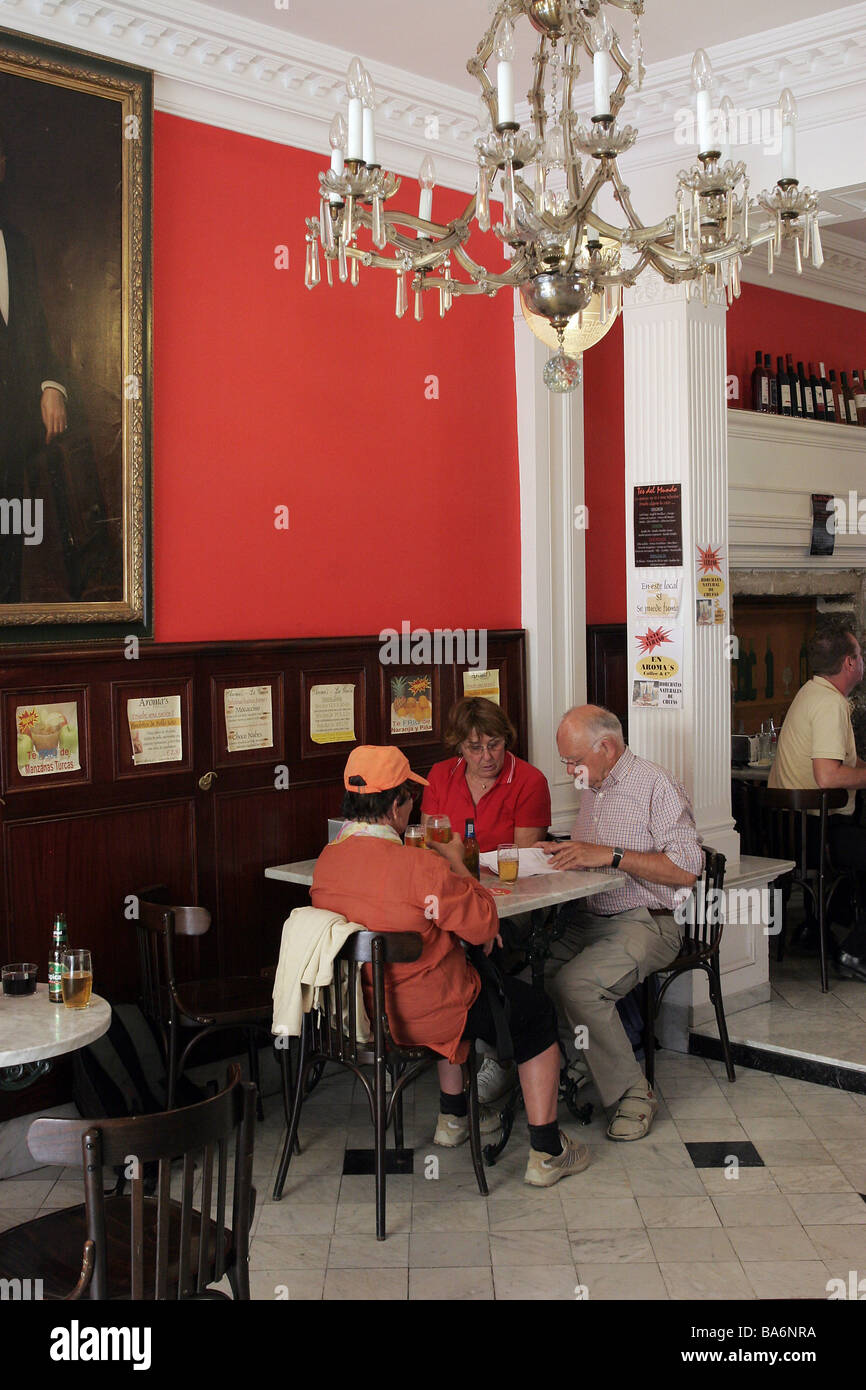 Rilasciare localmente i modelli persone tabella gli ospiti anziani niente turisti turismo donne uomini siede Cafe cafe-tabelle parete lampadari Foto Stock