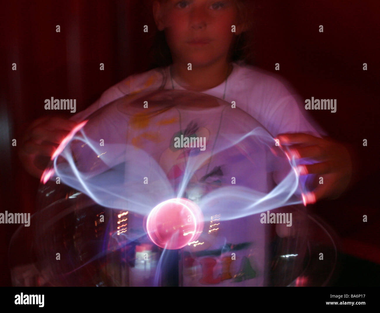 Ragazze touch luce palla-effetto energia elettrica sfocatura brocciata a  modelli non rilasciare le persone lampada effetto luce fisica Foto stock -  Alamy