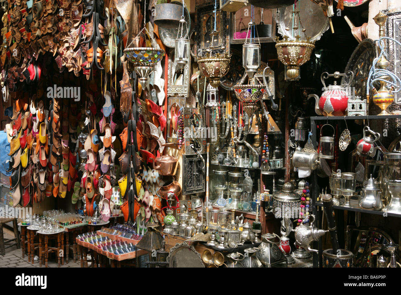 Negozio di souvenir sul display nel souk di Marrakech Foto Stock