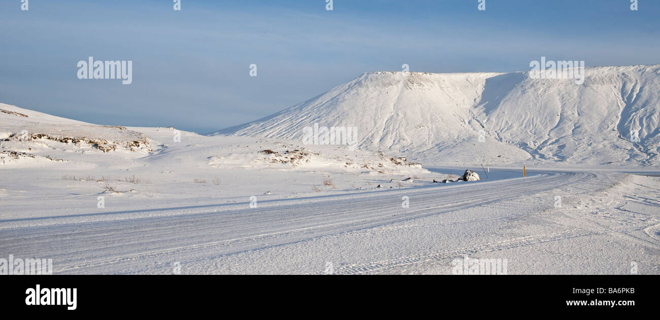 Strada ghiacciata al lago Kleifarvatn Islanda Foto Stock