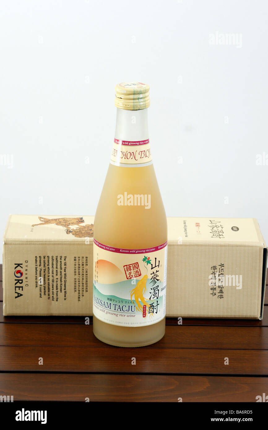 Una bottiglia di Sansam Tacju coreano Ginseng selvatico di vino di riso sul tavolo. Isolato, vicino. Foto Stock