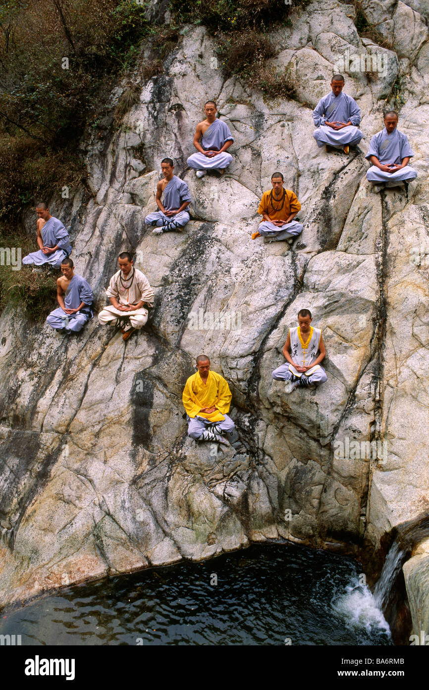 La Cina, nella provincia di Henan, Shaolin Wushu, centro di formazione di studenti in meditazione Foto Stock