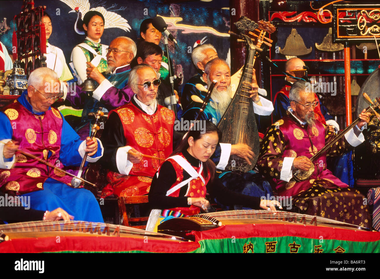 La Cina, nella provincia dello Yunnan, Lijiang, classificato come patrimonio mondiale dall' UNESCO, Master Xuan ke orchestra Naxi tradizionali Foto Stock