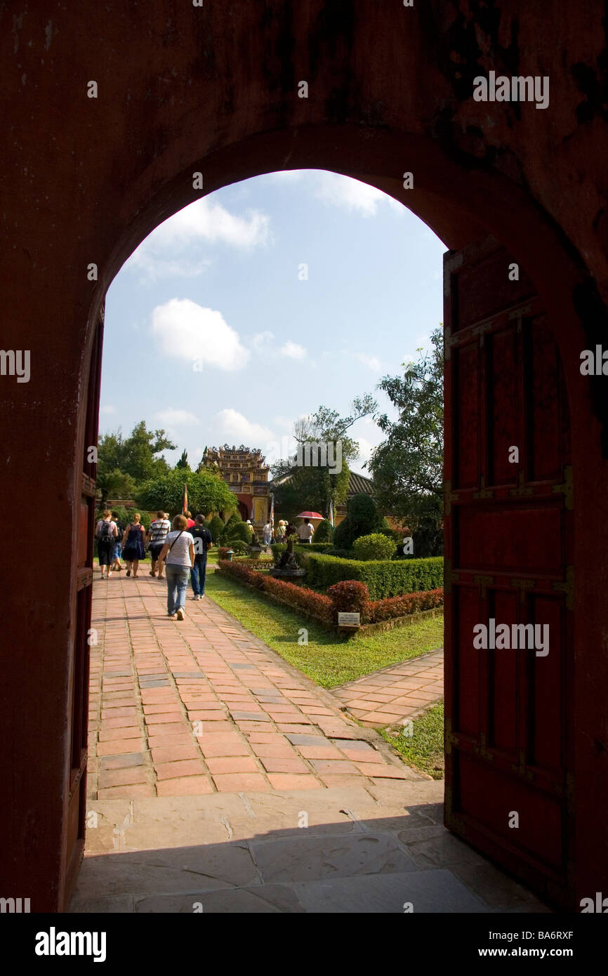 Porte ad arco all'interno della cittadella imperiale di Hue Vietnam Foto Stock