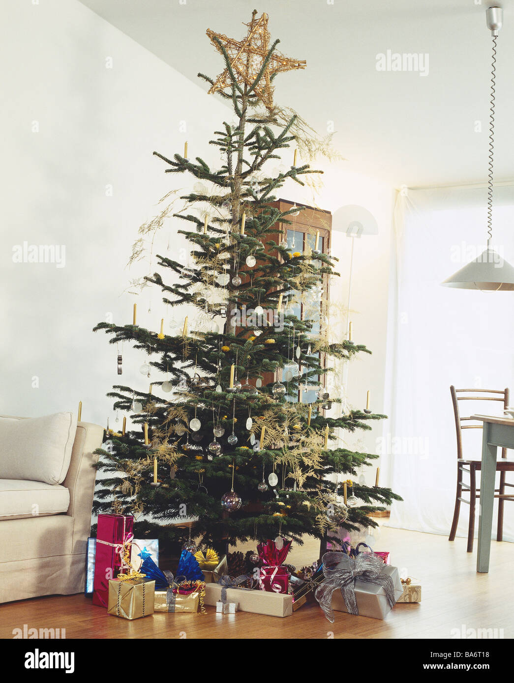Natale salotti di Natale albero di Natale-doni sacri la sera della vigilia  di Natale abete decorate albero-gioielli Bescherung Foto stock - Alamy
