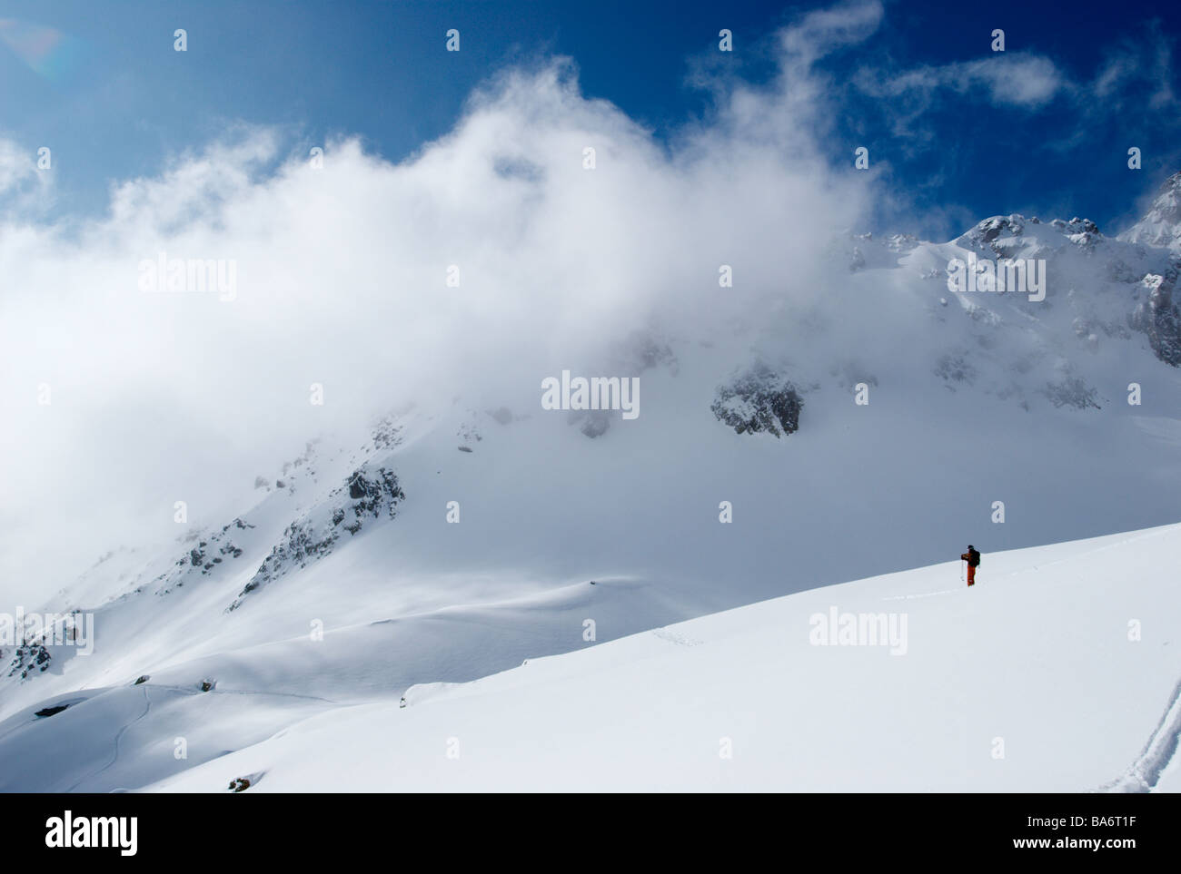 Sciatore guardando verso il basso su una pista da sci con untracked polvere di neve, Flegere ski resort, Chamonix, Francia Foto Stock