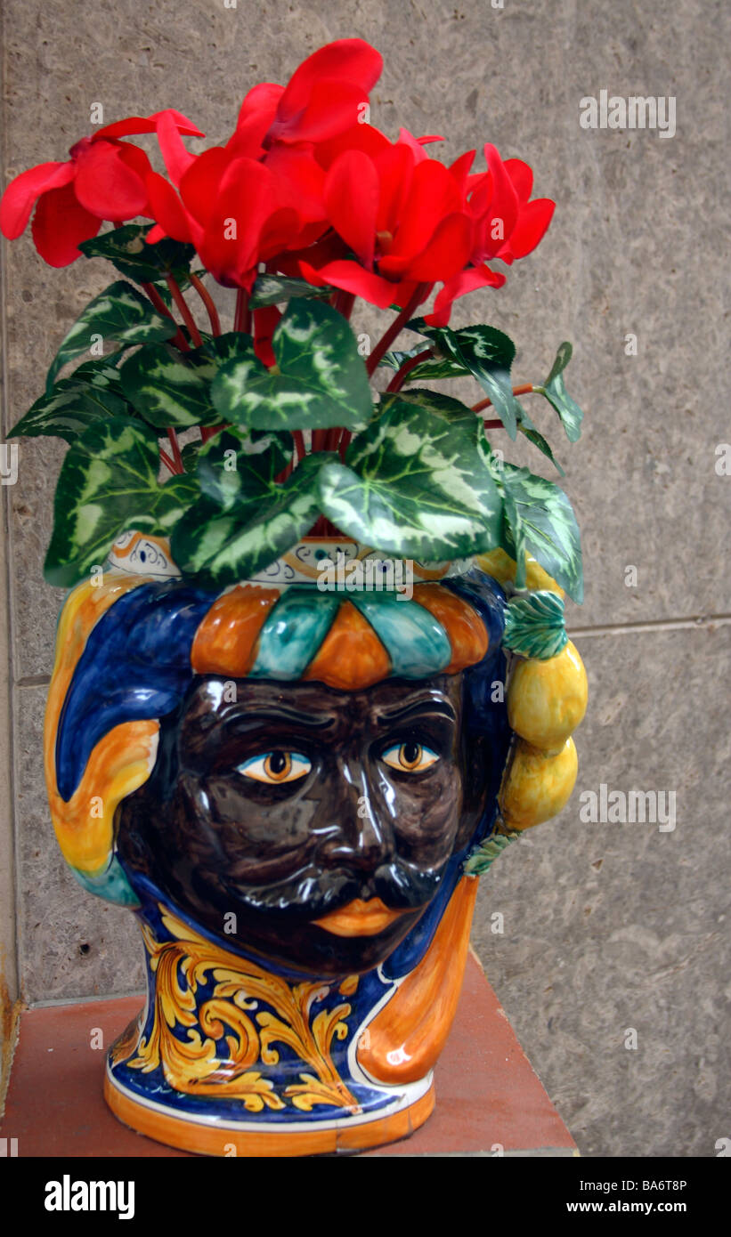 Capi di ceramica siciliana, artigianato tradizionale Foto Stock