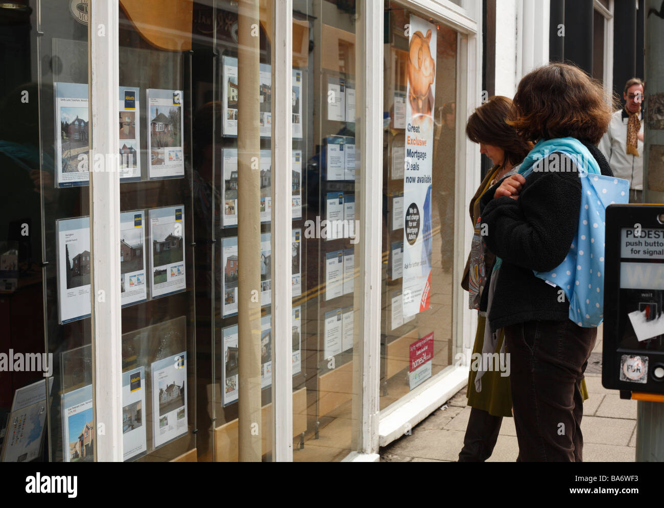 Le persone in cerca di un agenti immobiliari finestra. Foto Stock