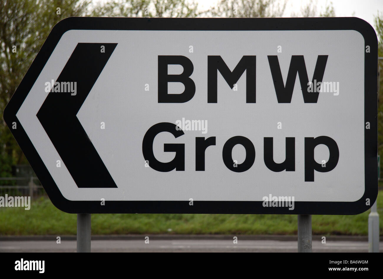 Un British standard cartello stradale vicino al gruppo BMW impianto sito a Cowley, Oxford, UK. Aprile 2009 Foto Stock