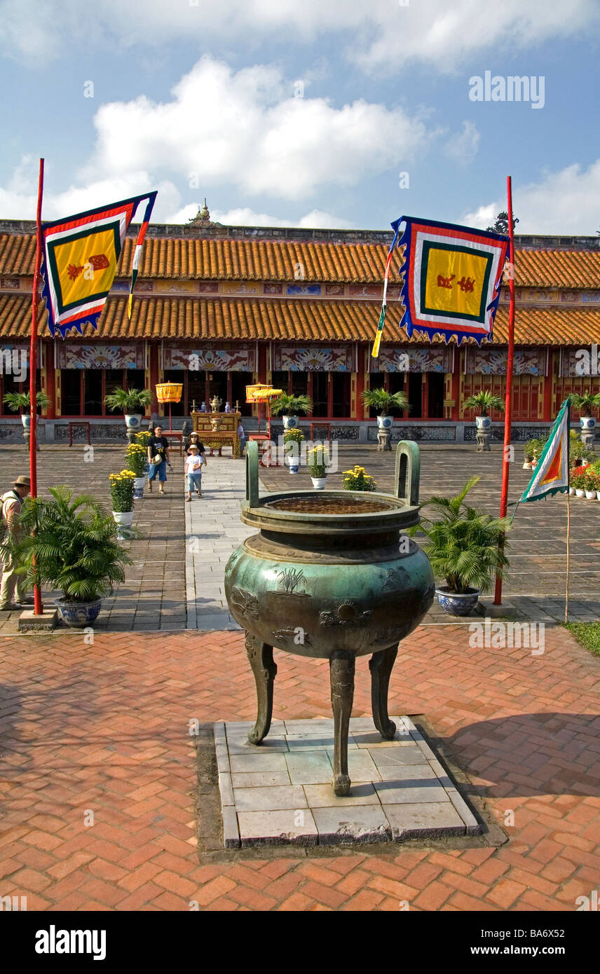 Urna di grandi dimensioni nella parte anteriore del tempio imperiale all'interno della cittadella imperiale di Hue Vietnam Foto Stock