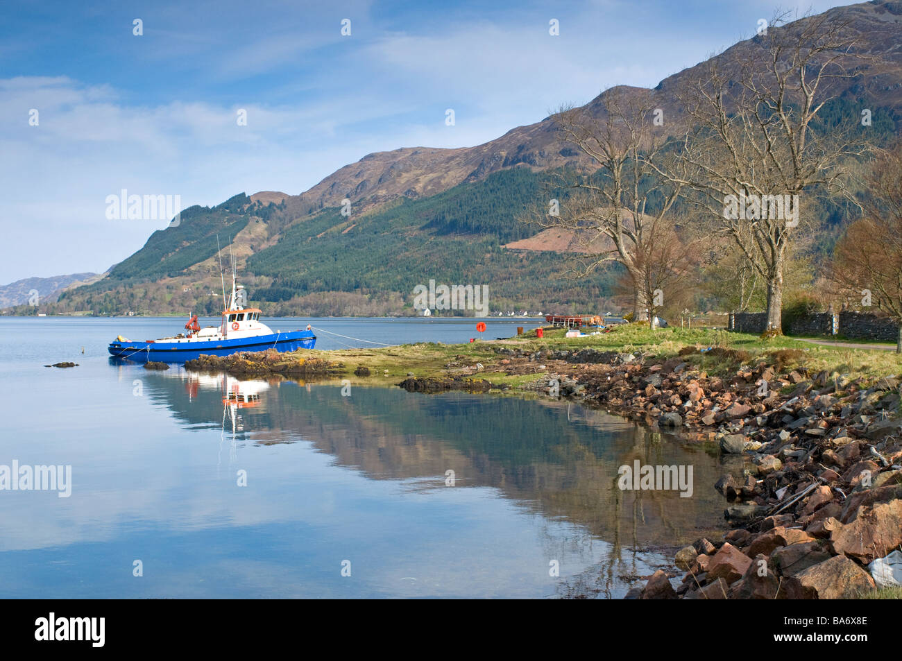 Dalle sponde del Loch Duich a Kintail sulla "Strada delle Isole" vicino a Kyle of Lochalsh Ross-shire Scotland SCO 2356 Foto Stock