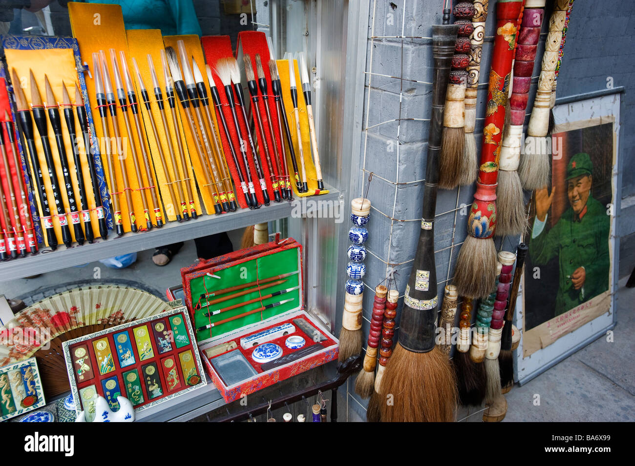 Cina, Pechino, vendendo spazzole di calligrafia nell'antiquario's street Foto Stock