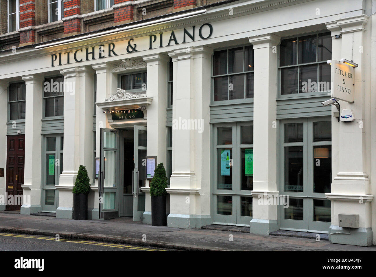 La Pitcher & Piano Bar in Trafalgar Square a Londra, Inghilterra, Regno Unito. Foto Stock