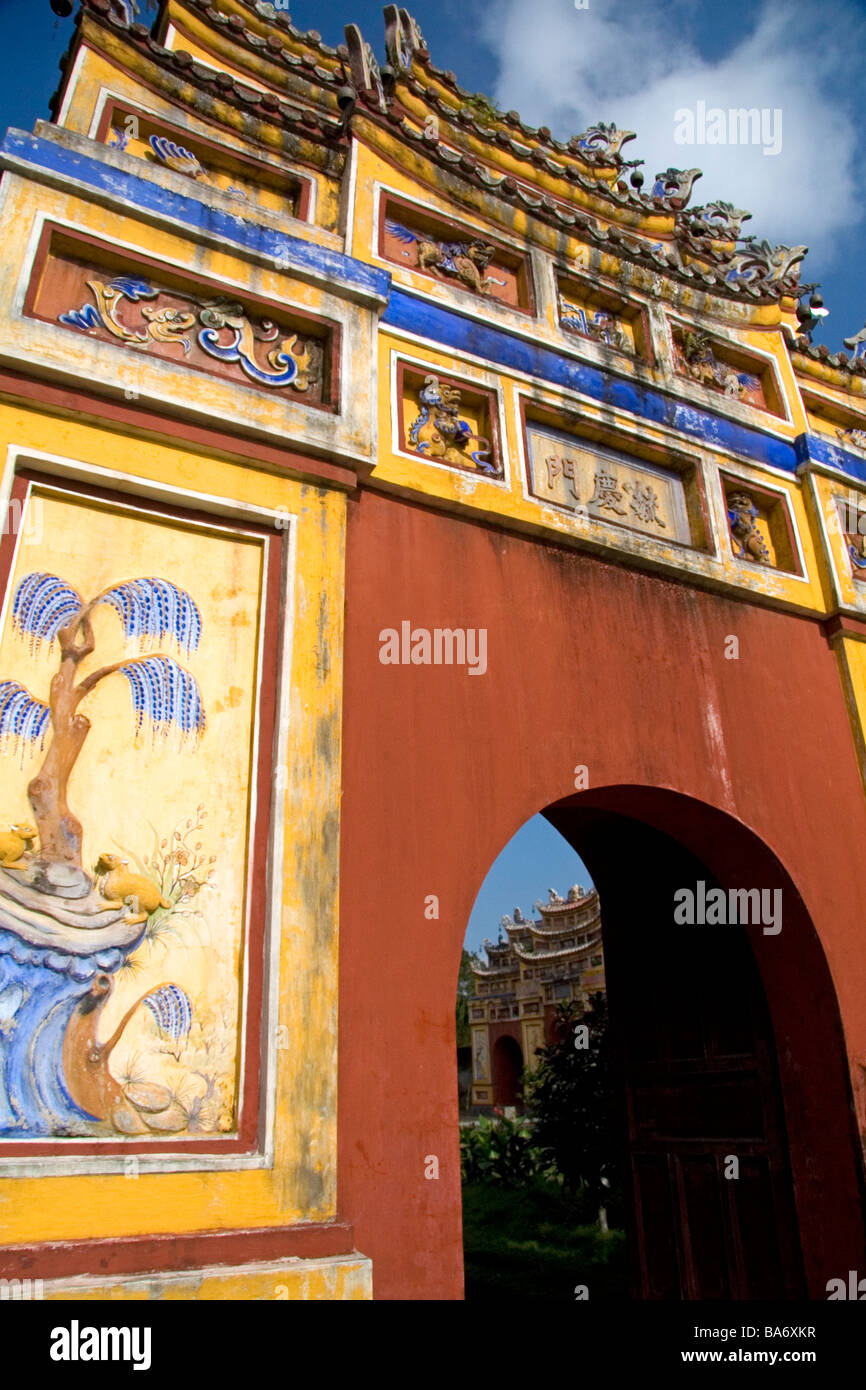 Porte ad arco all'interno della cittadella imperiale di Hue Vietnam Foto Stock