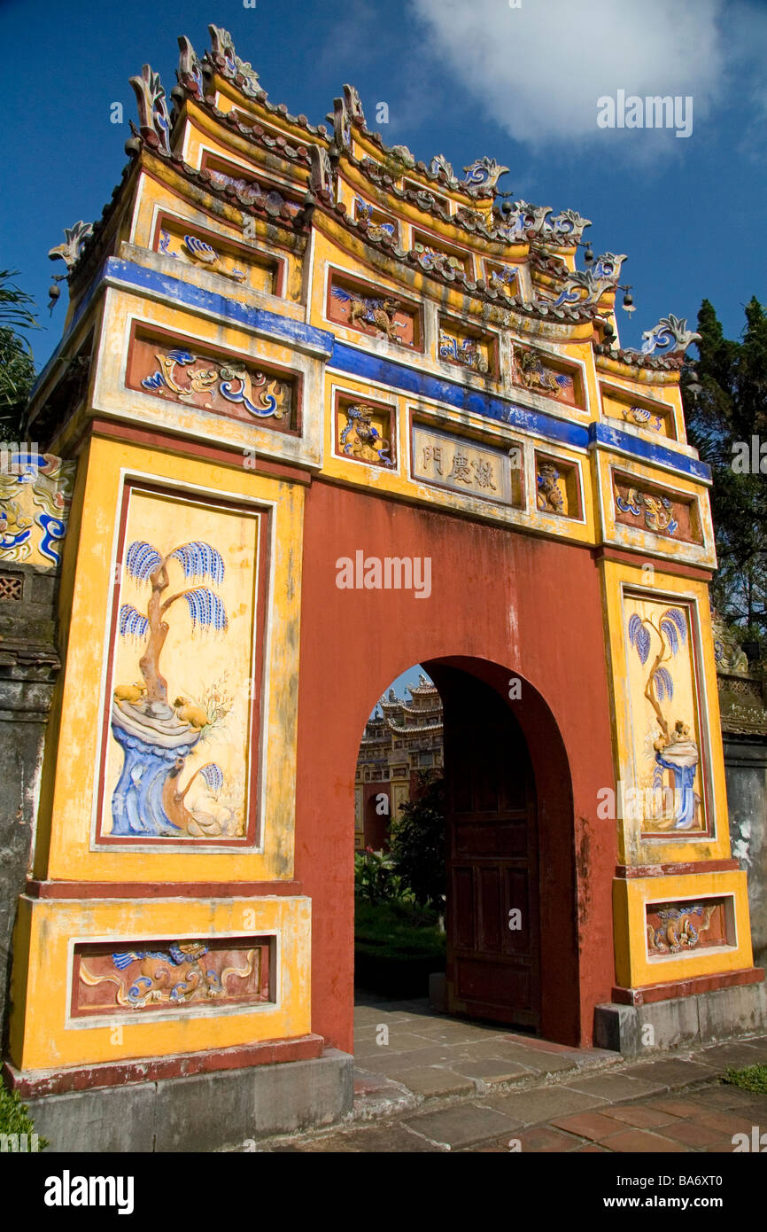 Porte ad arco all'interno della cittadella imperiale di Hue Vietnam Foto Stock