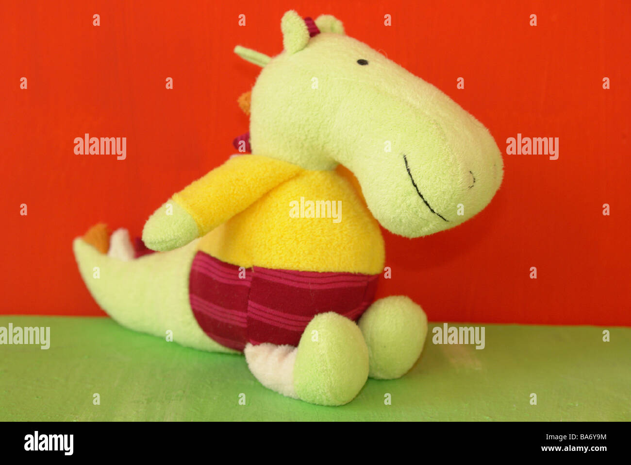 Materiale animale-'drago' colorfully side-PARERE-preferiti toy giocattolo  di peluche Kuscheltier-compagni animale amico simpatico peluche Foto stock  - Alamy