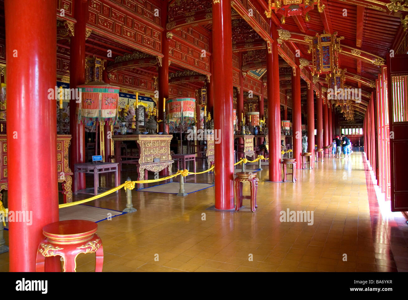 Interno del tempio imperiale presso la cittadella imperiale di Hue Vietnam Foto Stock