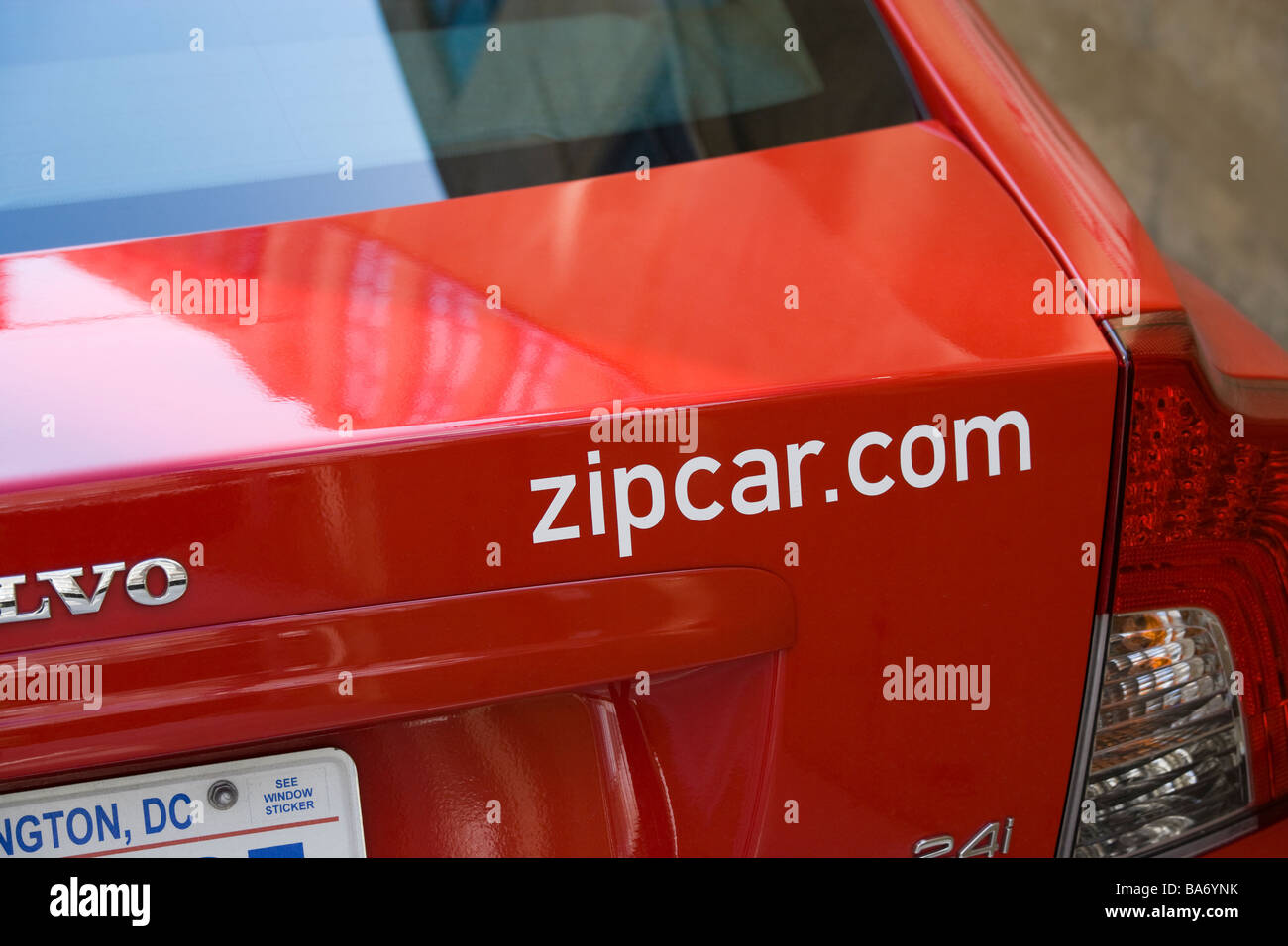 Il Zipcar.com del nome di dominio internet sul tronco, boot di un rosso auto Volvo a Washington DC, USA Foto Stock
