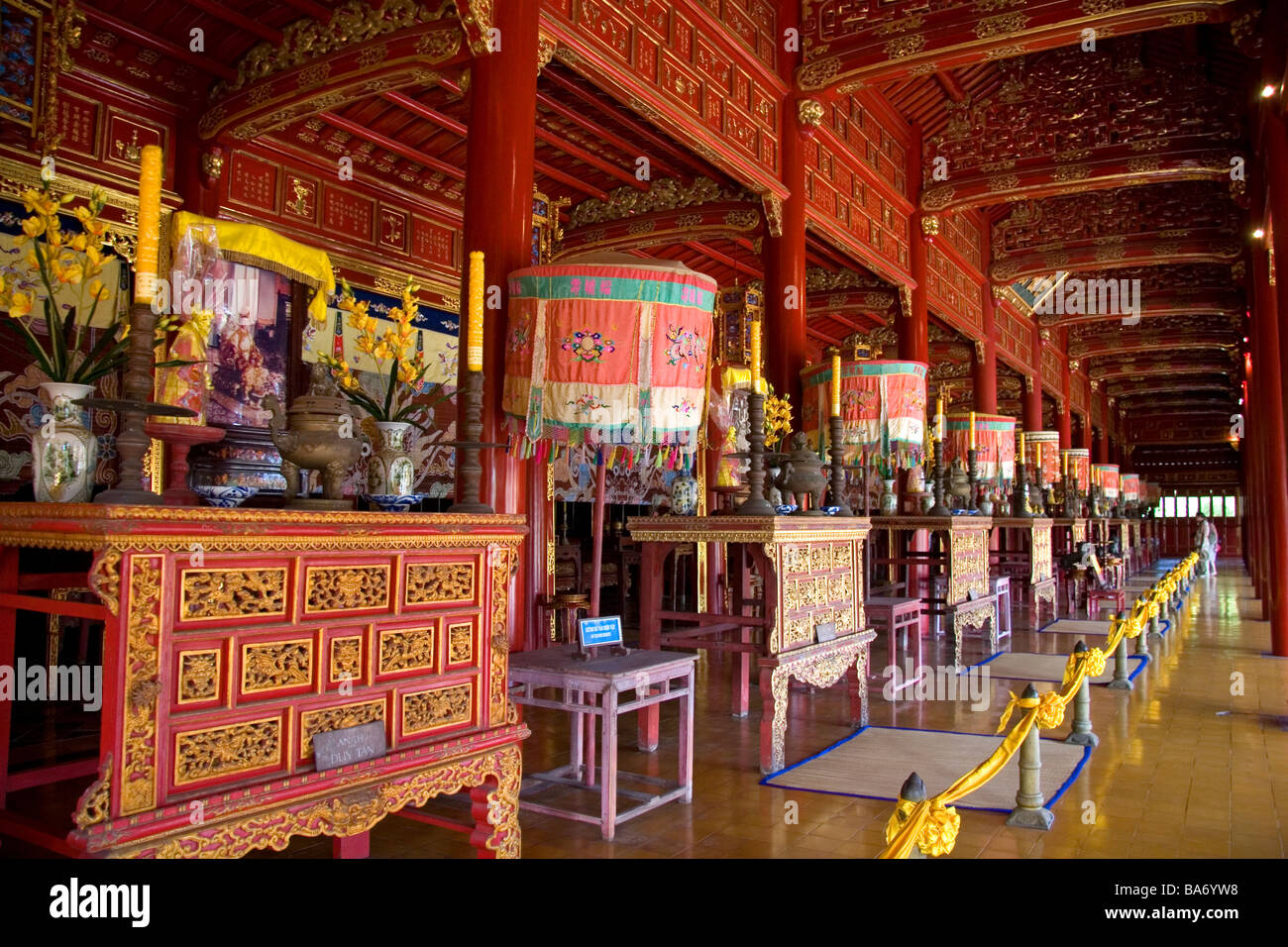 Interno del tempio imperiale presso la cittadella imperiale di Hue Vietnam Foto Stock