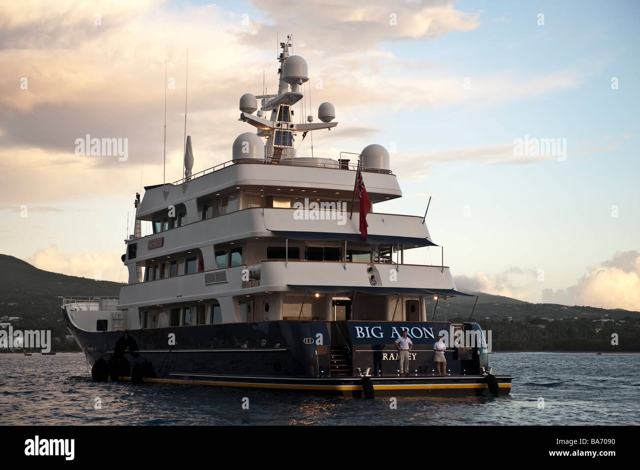 Superyacht Big Aron al di ancoraggio off Charleston Nevis con equipaggio in attesa di salutare gli ospiti ricorrenti Foto Stock