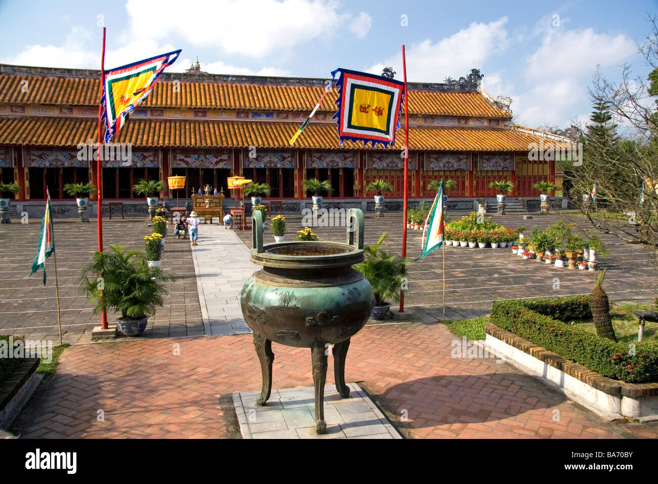 Urna di grandi dimensioni nella parte anteriore del tempio imperiale all'interno della cittadella imperiale di Hue Vietnam Foto Stock