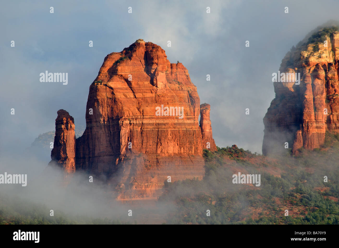 Il red rock montagne sopra Sendona Arizona la mattina dopo una tempesta Foto Stock