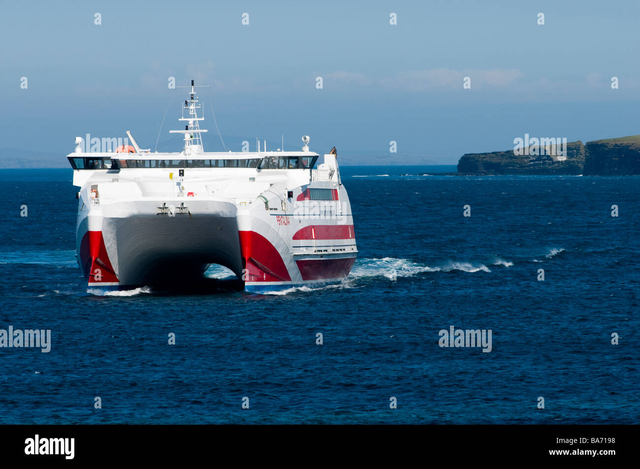 MV Pentalina avvicinando le branchie Bay di Caithness da Orkney con stroma isola in background Foto Stock