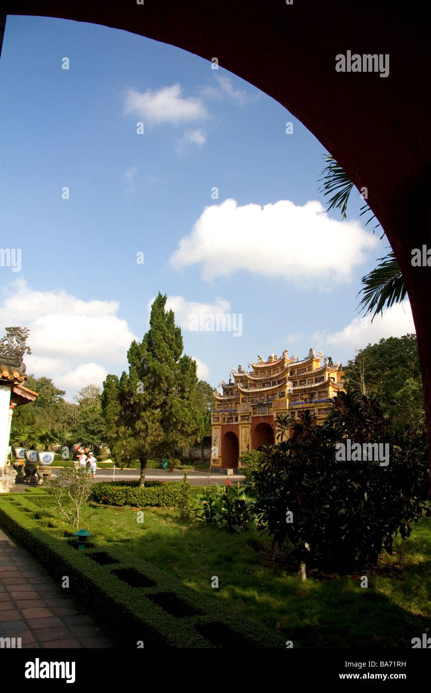 Porte ad arco all'interno della cittadella imperiale di Hue Vietnam Foto Stock