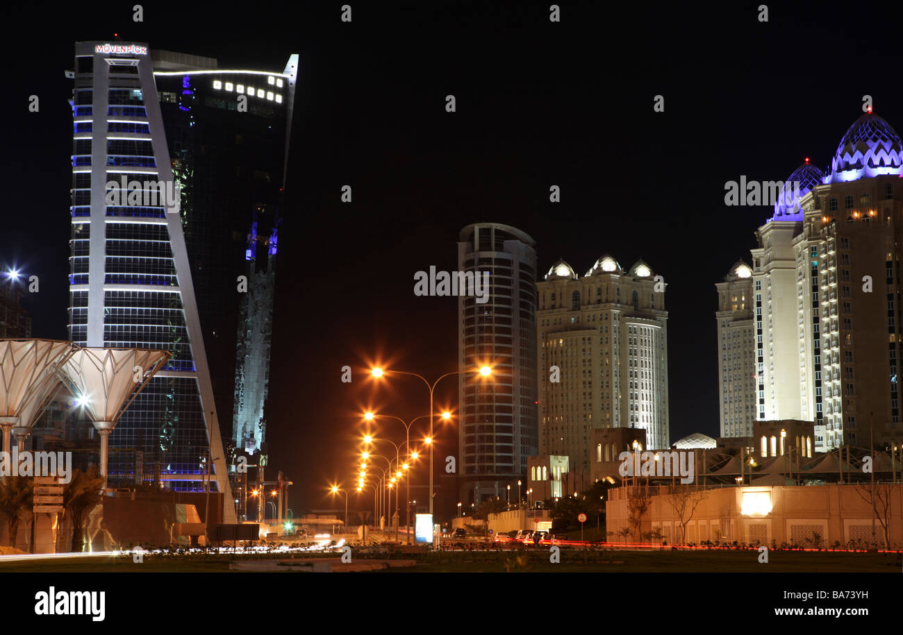 Parte dell'hotel cinque stelle area di Doha in Qatar con il Four Seasons e Hilton sulla destra e il Movenpick sulla sinistra Foto Stock