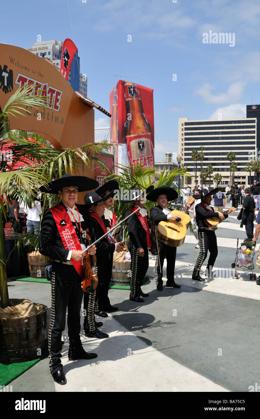 Musica Mariachi Ensemble si esibisce al di fuori della Long Beach Convention Center Foto Stock