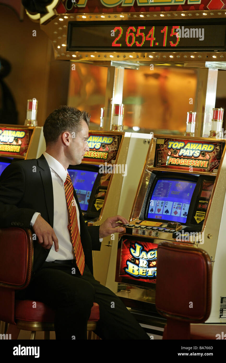 Casino gamble money-gioco-distributore uomo a lato senza rilasciare i modelli di macchina vending machine-riproduce l'illuminazione tempo libero Foto Stock
