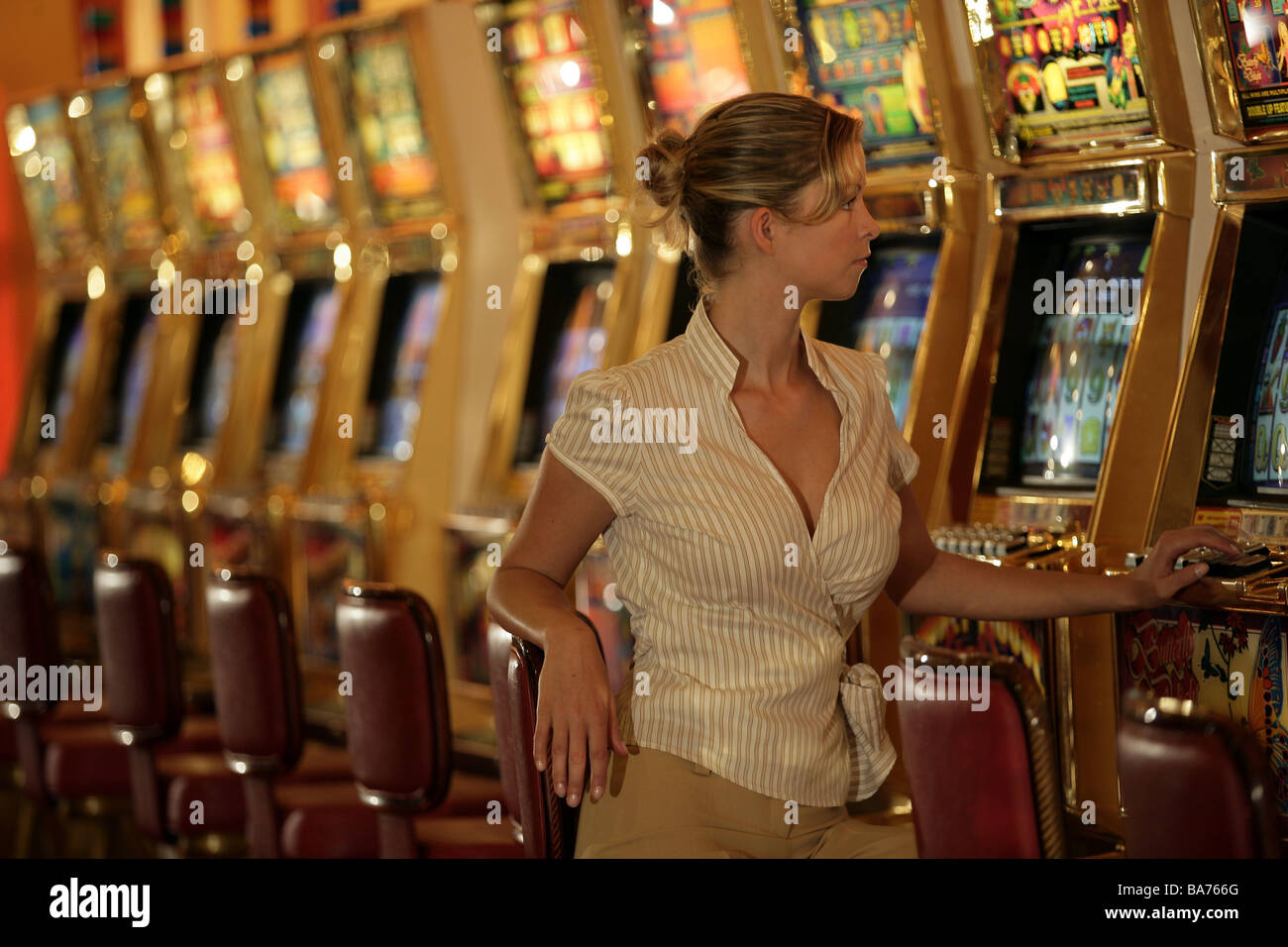 Casino gamble money-gioco-distributore donna giovane a lato riproduce donna macchina-svolge 20-30 anni distributori automatici Foto Stock