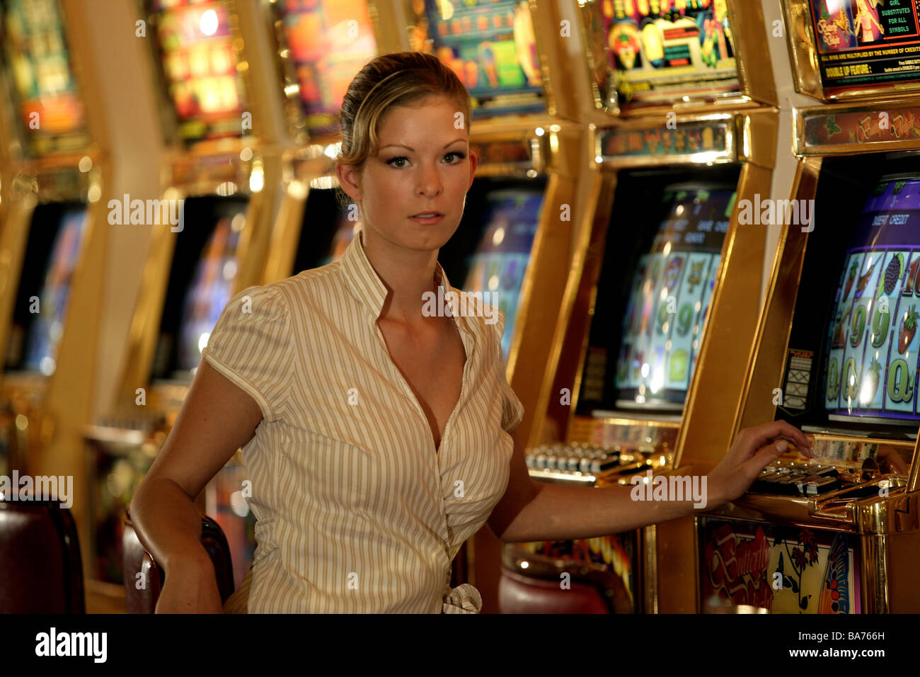 Casino gamble money-gioco-distributore donna giovane ritratto riproduce donna macchina-svolge 20-30 anni distributori automatici Foto Stock