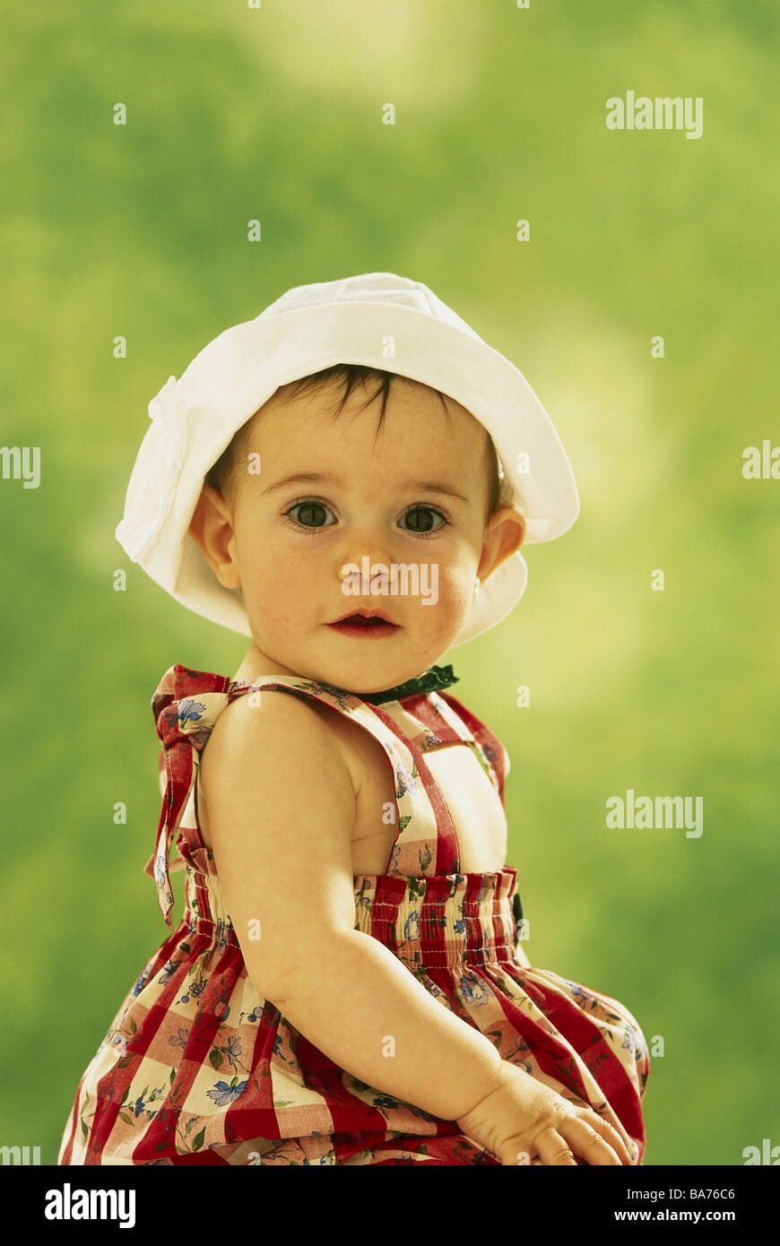 Baby ragazze 9 mesi hat vestitino siede sguardo telecamera toddler bambino cappello estate-abito vestito baby-abbigliamento gioco-paia di pantaloni Foto Stock