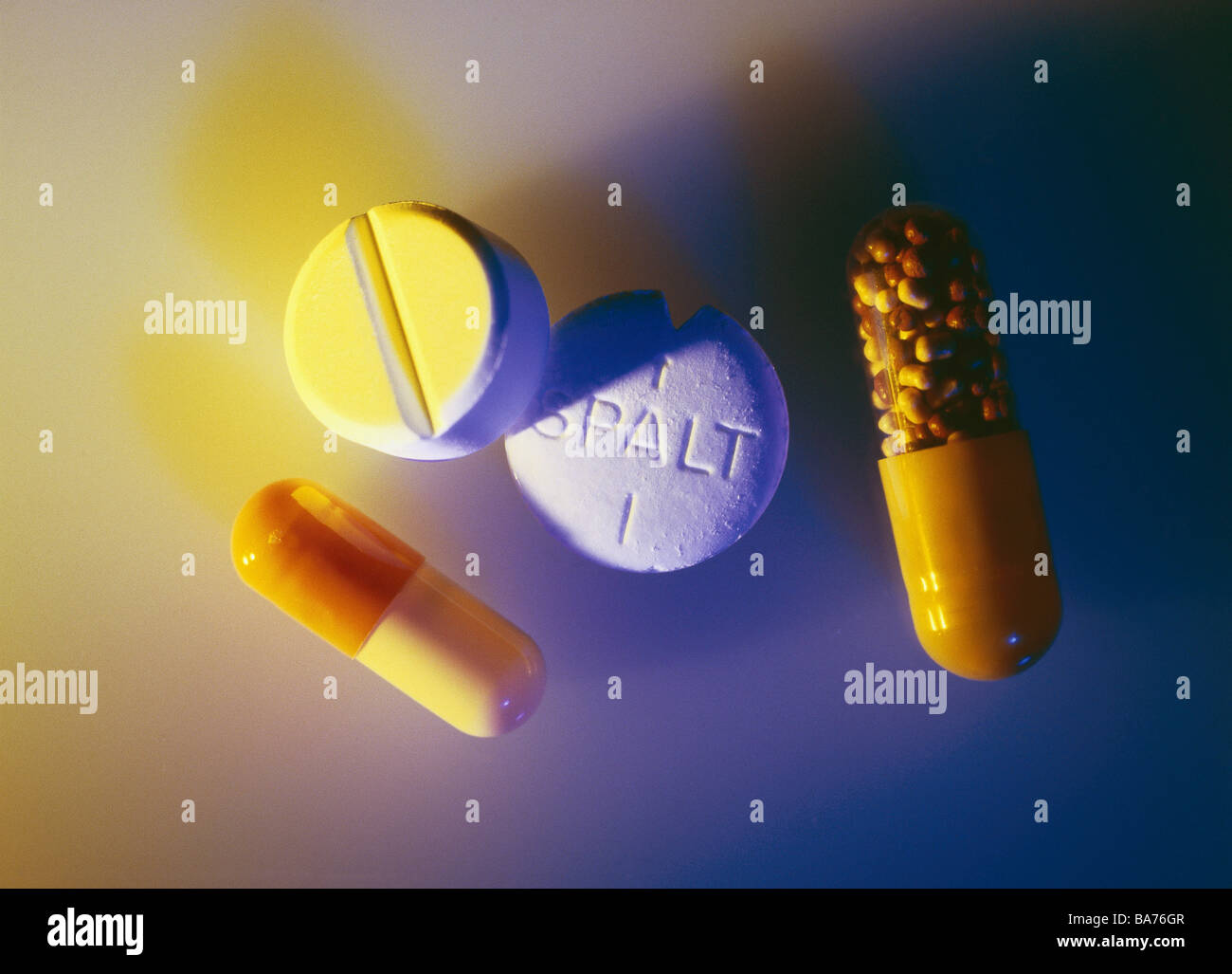 Pillole di farmaci analgesici capsule tranquillamente la medicina della vita pubblica salute salute malattia simbolo del farmaco curare antidolorifico Foto Stock