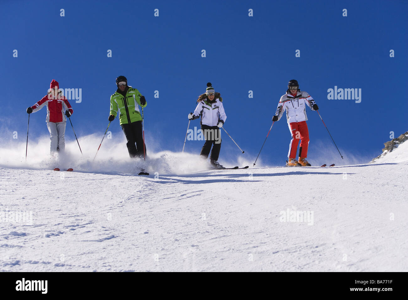 Gli sciatori a fianco a fianco di montagna serie di partenza Persone ski-abbigliamento  sci sci marcia gli amici dello sci rigidi gioia freddo inverno-sport Foto  stock - Alamy