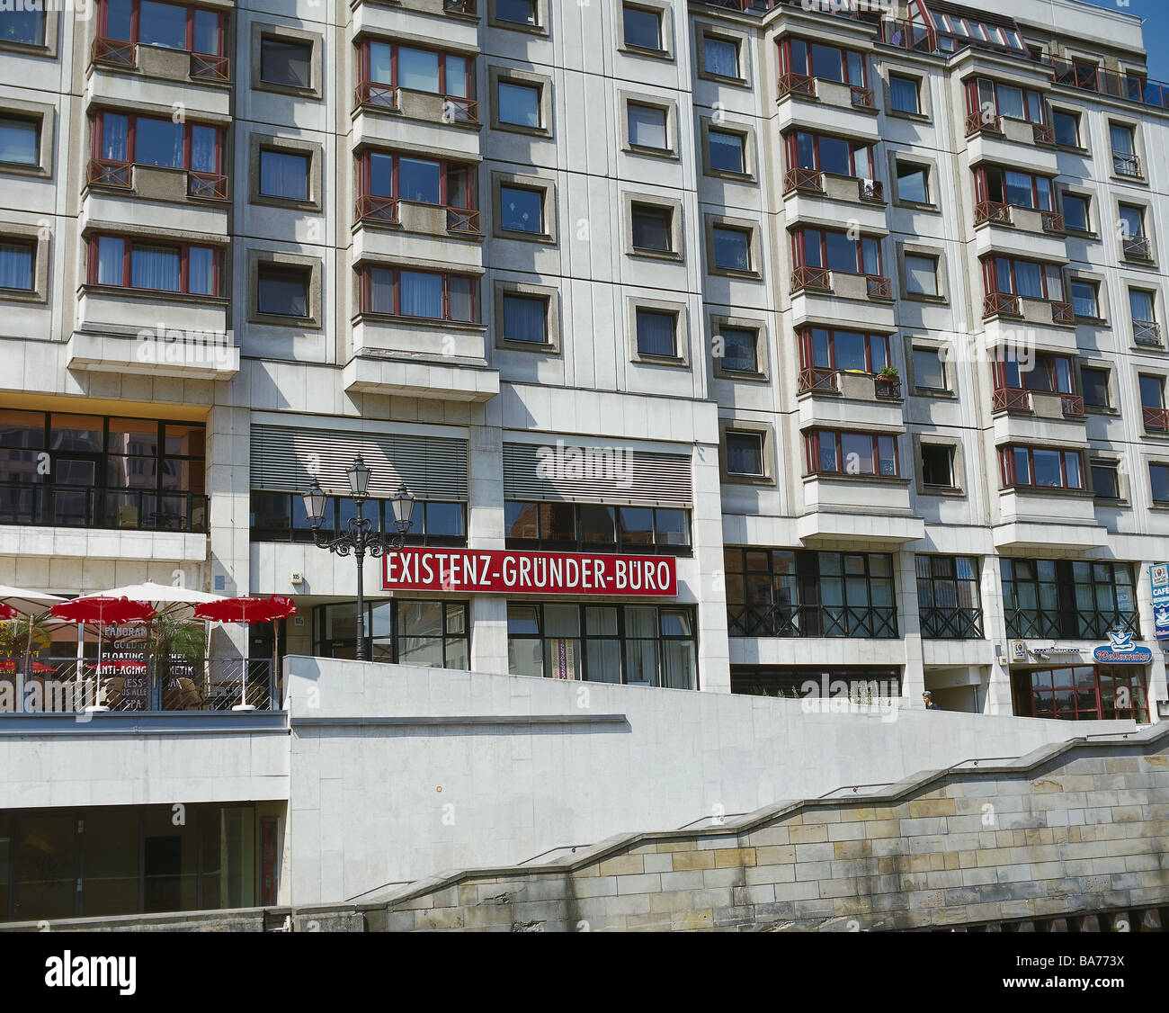 Germania Berlino costruttore navale-dam 'esistenza-originator-office' facciata degli edifici dettaglio la città capitale casa alta luogo business Foto Stock