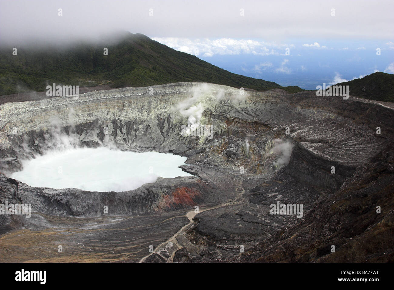 Costa Rica Alajuela vulcano Poas crateri attivamente la fumarola fumo-centrale America natura vulcano Vulkanismus volcanically Foto Stock