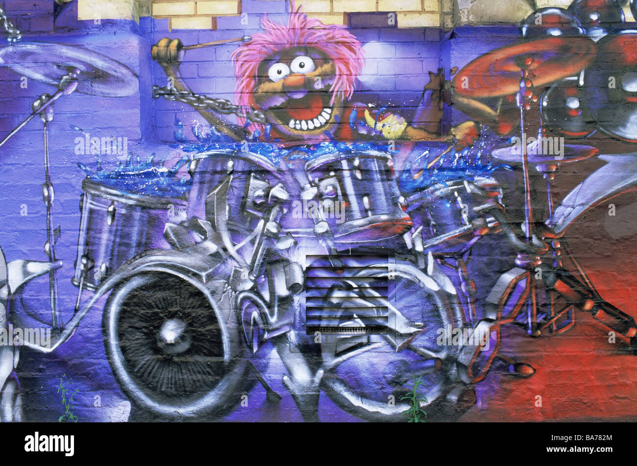 Casa-wall graffiti comico-figura tamburi tipo di arte grafica riproduce artisticamente pittura parete di facciata colorfully allegramente divertenti abilmente Foto Stock