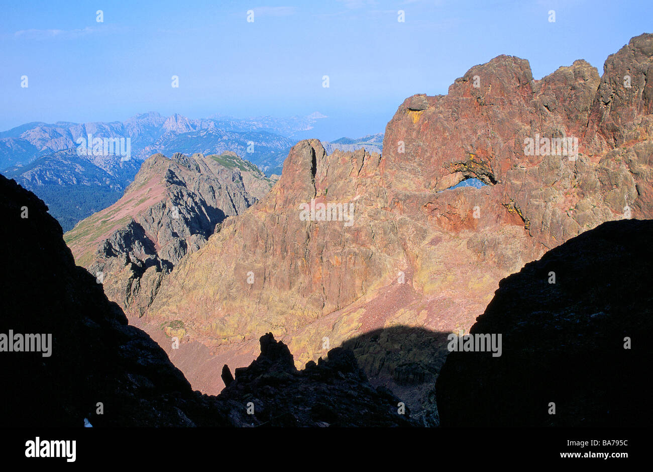 Francia, Corse du sud, vista sul Capu Tafunatu dalla Paglia Orba con il golfo di Porto in background Foto Stock