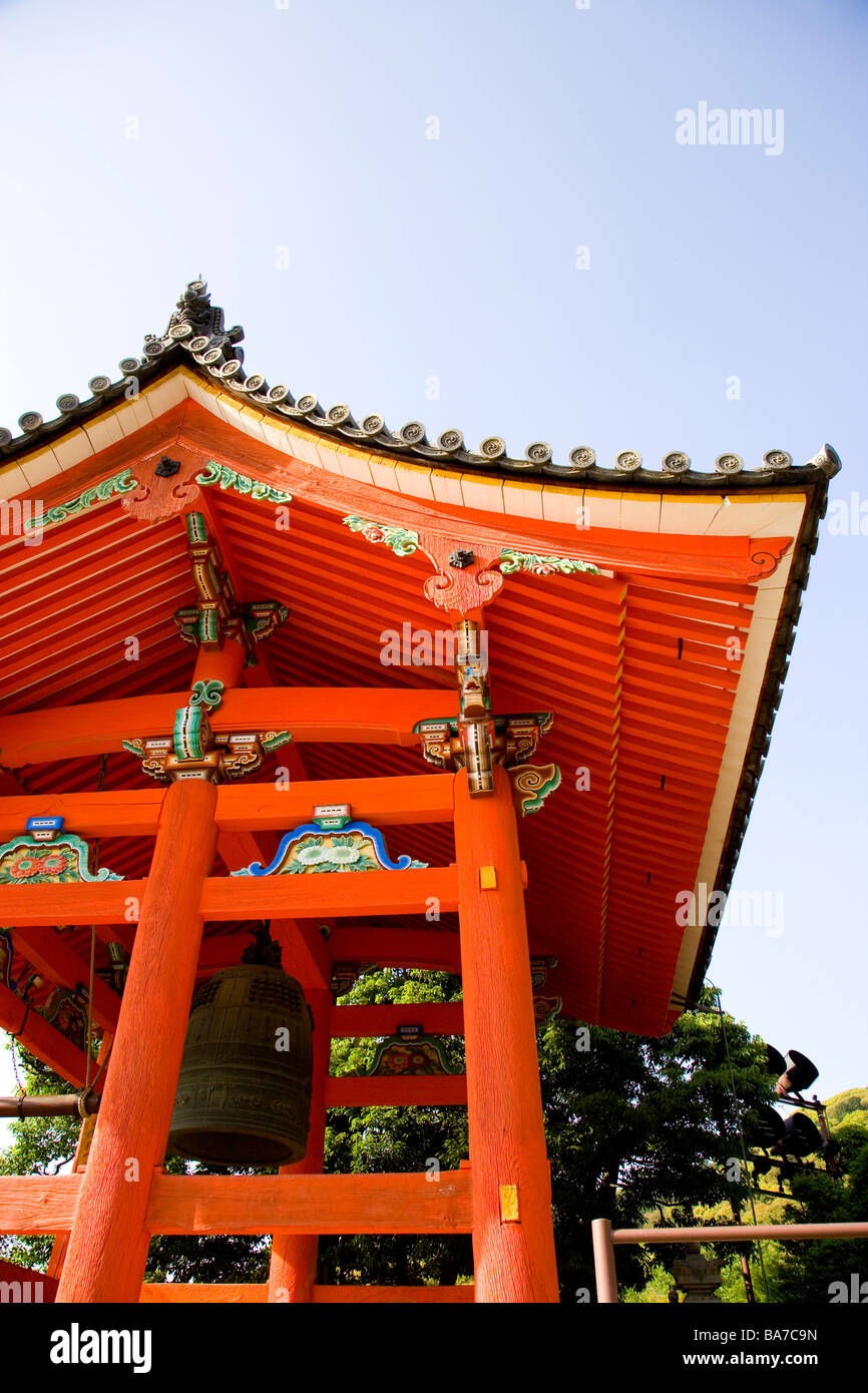 Grande Campana in Tempio Kiyomizudera basso angolo di vista di Kyoto in Giappone Foto Stock