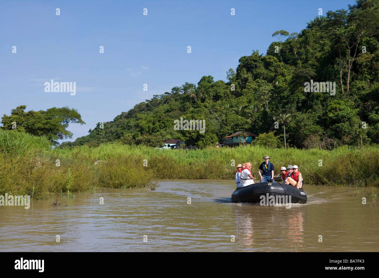 MS Europa Zodiac spedizione sul braccio laterale del Fiume Rio delle Amazzoni, Boca da Valeria, Amazonas, Brasile, Sud America Foto Stock
